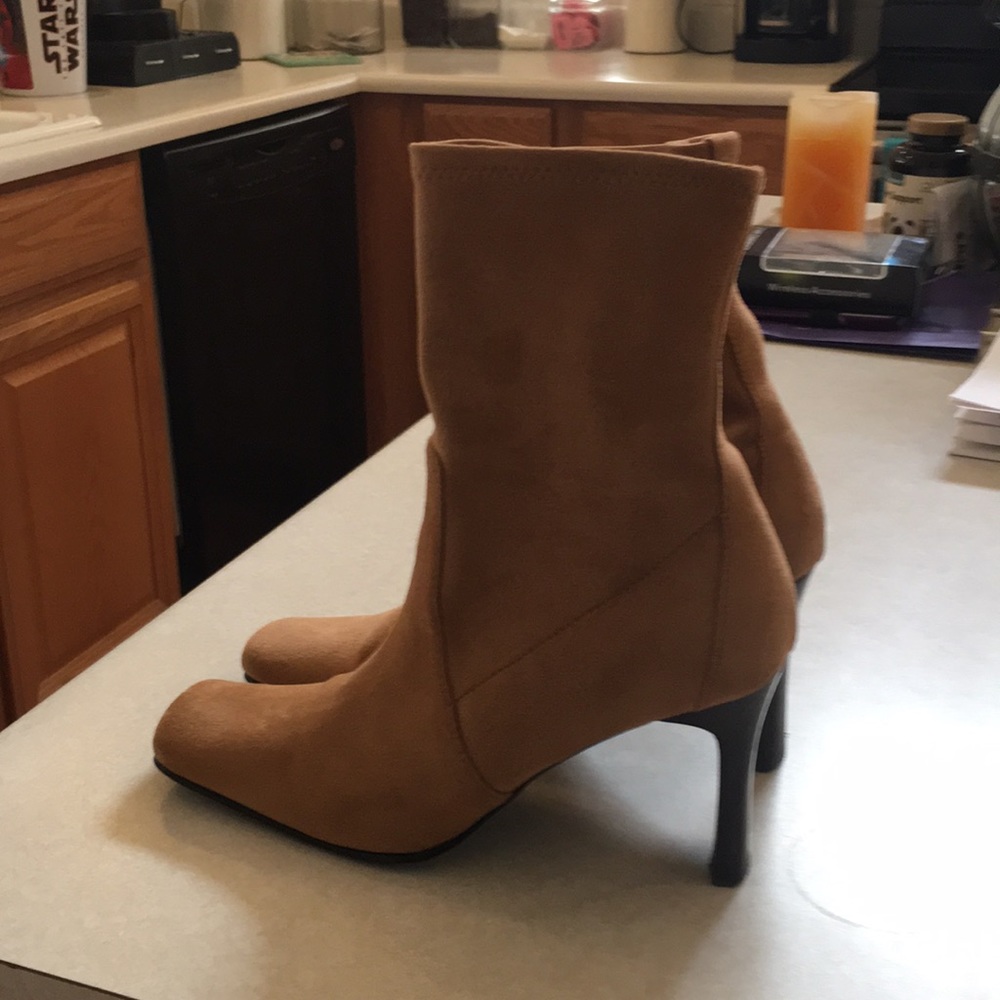 Suede ankle boots with detachable strap